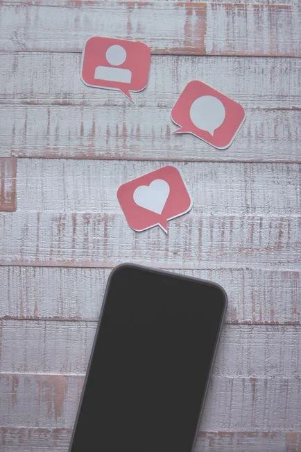 Gros plan sur une page de carnet où Social Media Marketing est écrit à la main.